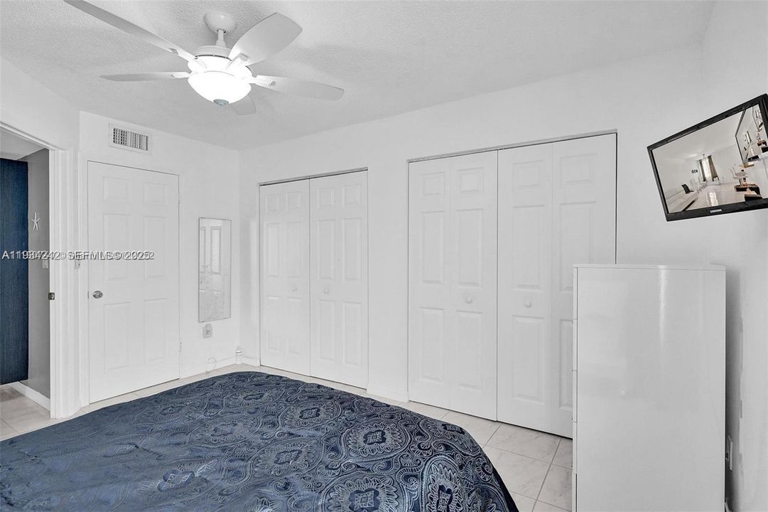 For Sale: $333,000 (2 beds, 2 baths, 875 Square Feet)