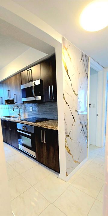 For Sale: $333,000 (2 beds, 2 baths, 875 Square Feet)