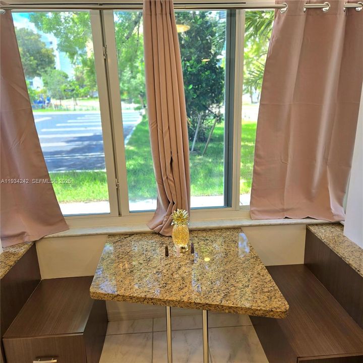 For Sale: $333,000 (2 beds, 2 baths, 875 Square Feet)