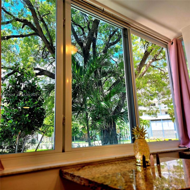 For Sale: $333,000 (2 beds, 2 baths, 875 Square Feet)