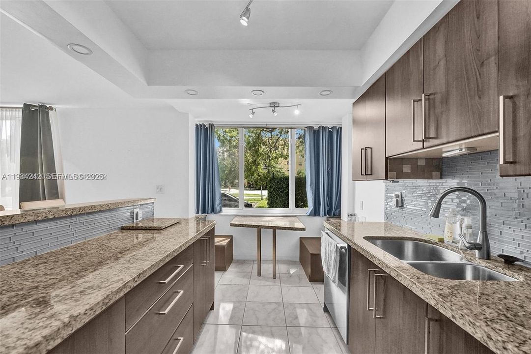 For Sale: $333,000 (2 beds, 2 baths, 875 Square Feet)