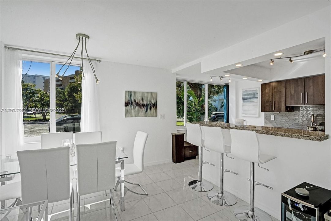 For Sale: $333,000 (2 beds, 2 baths, 875 Square Feet)