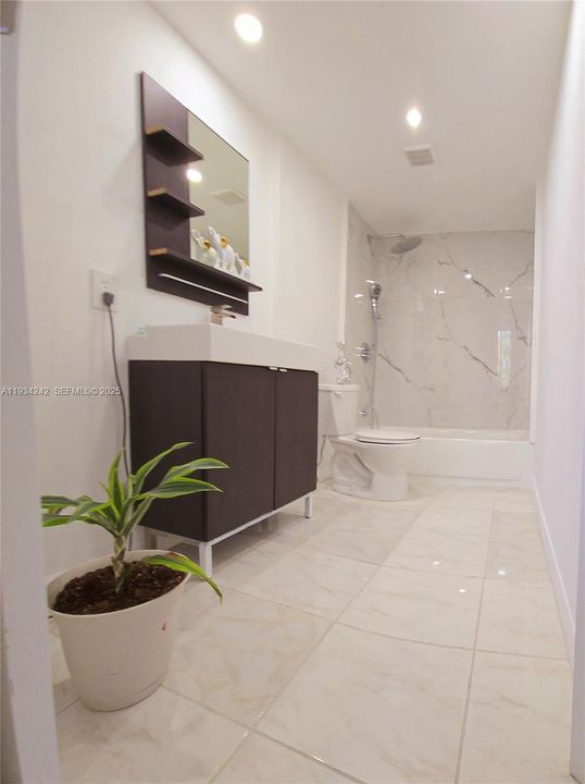 For Sale: $333,000 (2 beds, 2 baths, 875 Square Feet)