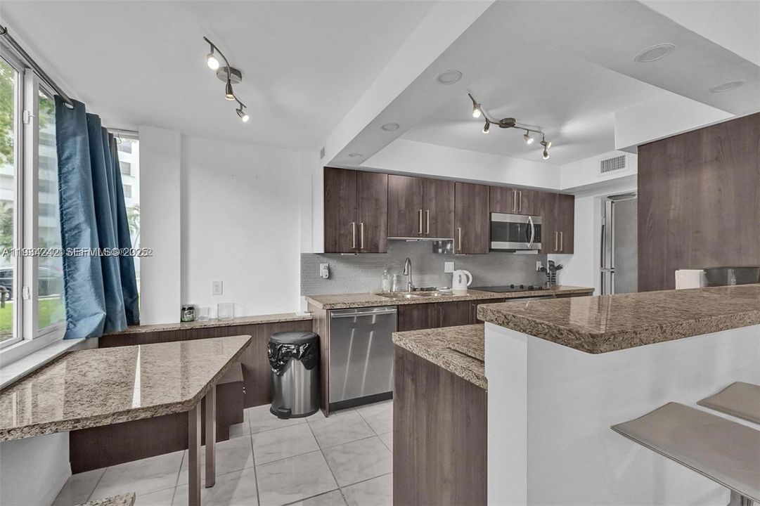 For Sale: $333,000 (2 beds, 2 baths, 875 Square Feet)