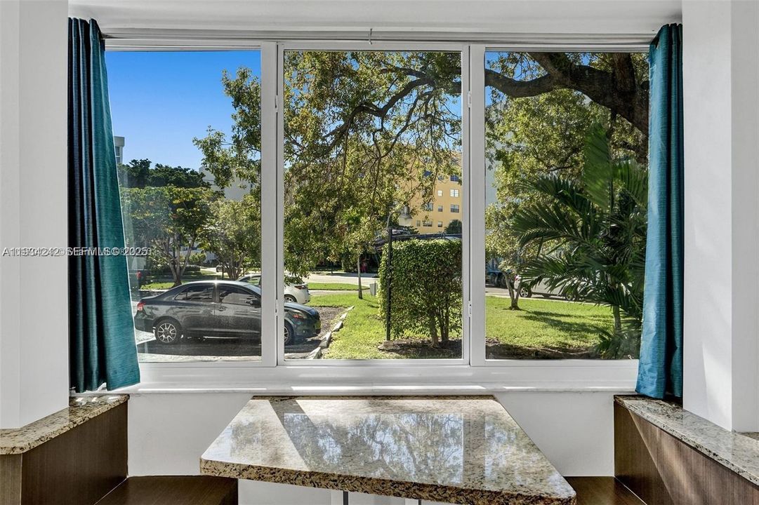 For Sale: $333,000 (2 beds, 2 baths, 875 Square Feet)