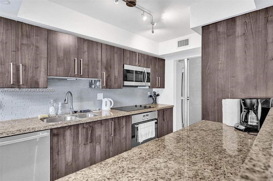 For Sale: $333,000 (2 beds, 2 baths, 875 Square Feet)