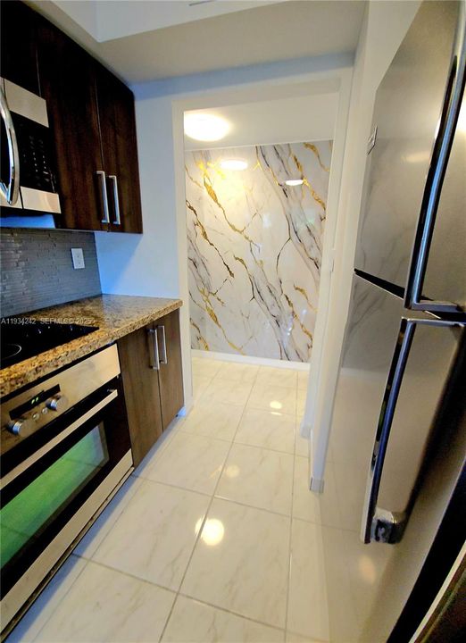 For Sale: $333,000 (2 beds, 2 baths, 875 Square Feet)