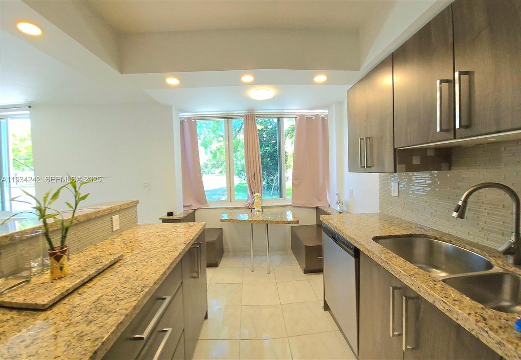 For Sale: $333,000 (2 beds, 2 baths, 875 Square Feet)