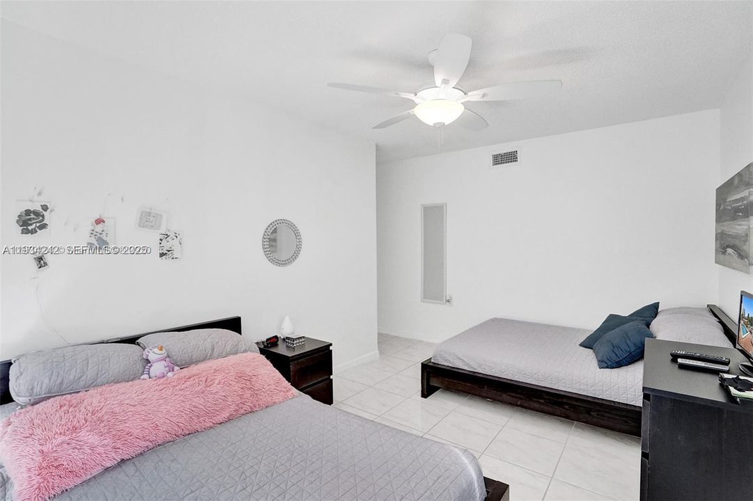 For Sale: $333,000 (2 beds, 2 baths, 875 Square Feet)