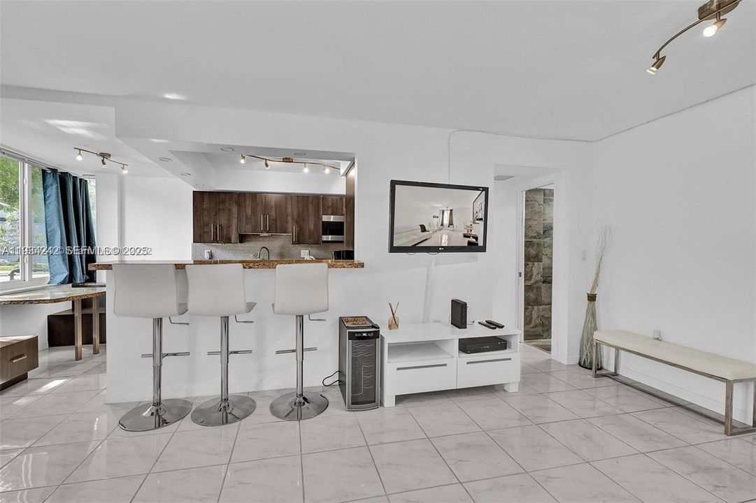 For Sale: $333,000 (2 beds, 2 baths, 875 Square Feet)