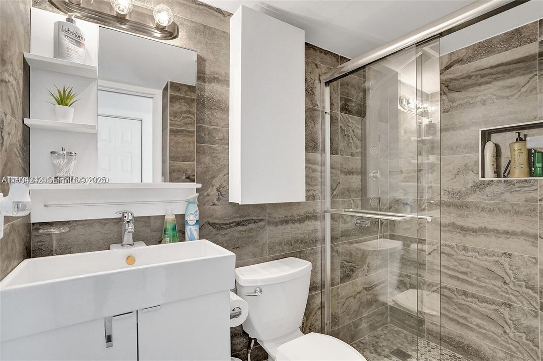 For Sale: $333,000 (2 beds, 2 baths, 875 Square Feet)