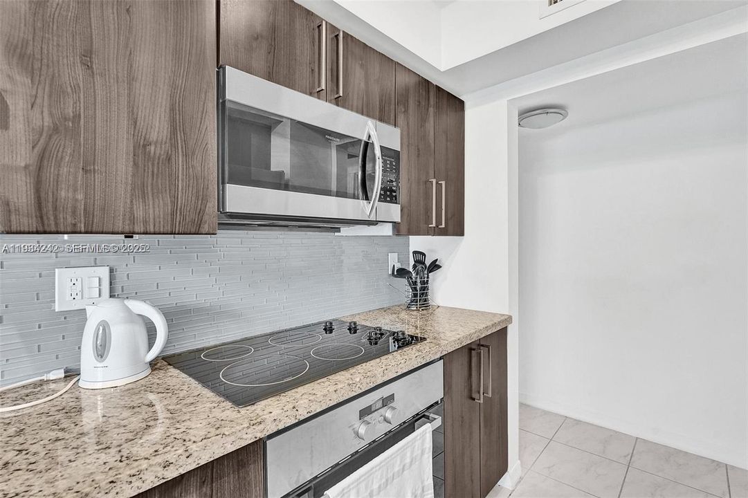 For Sale: $333,000 (2 beds, 2 baths, 875 Square Feet)