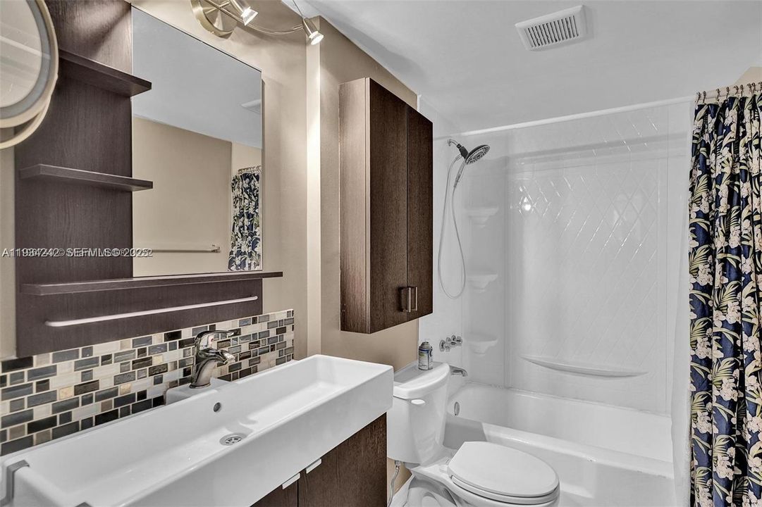 For Sale: $333,000 (2 beds, 2 baths, 875 Square Feet)