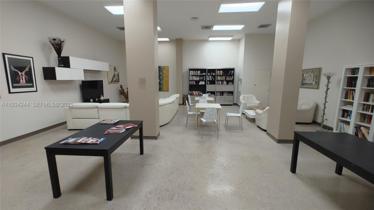 待售: $325,000 (1 贝兹, 1 浴室, 1104 平方英尺)