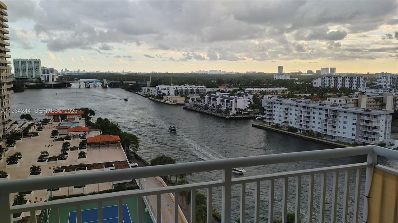 待售: $325,000 (1 贝兹, 1 浴室, 1104 平方英尺)