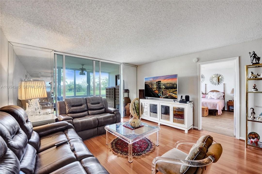 For Sale: $147,000 (2 beds, 2 baths, 1000 Square Feet)