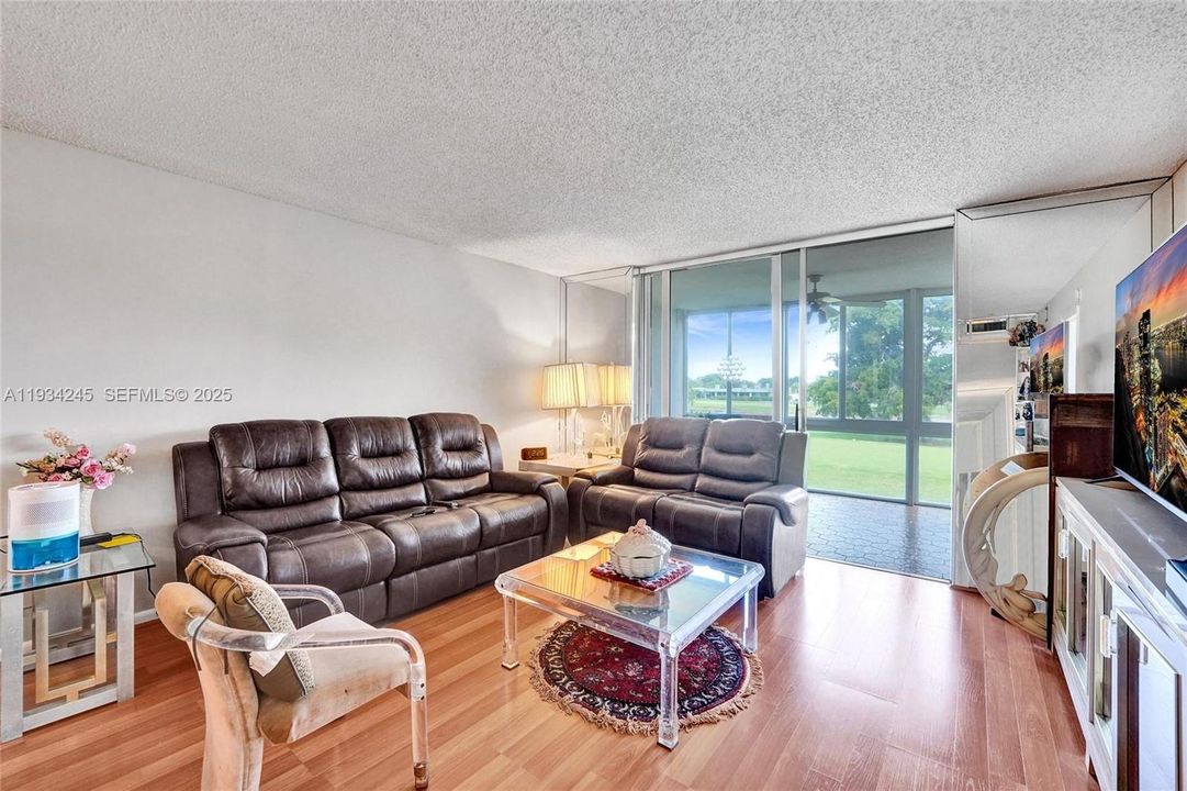 For Sale: $147,000 (2 beds, 2 baths, 1000 Square Feet)