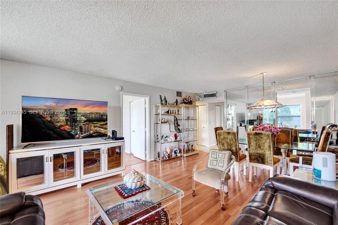 For Sale: $147,000 (2 beds, 2 baths, 1000 Square Feet)