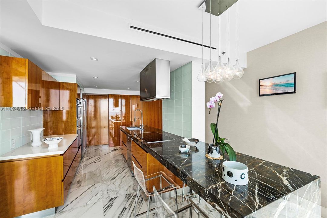 For Sale: $2,925,000 (2 beds, 2 baths, 2580 Square Feet)