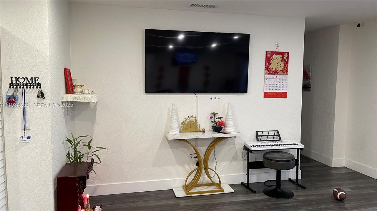 For Sale: $610,000 (3 beds, 2 baths, 1670 Square Feet)