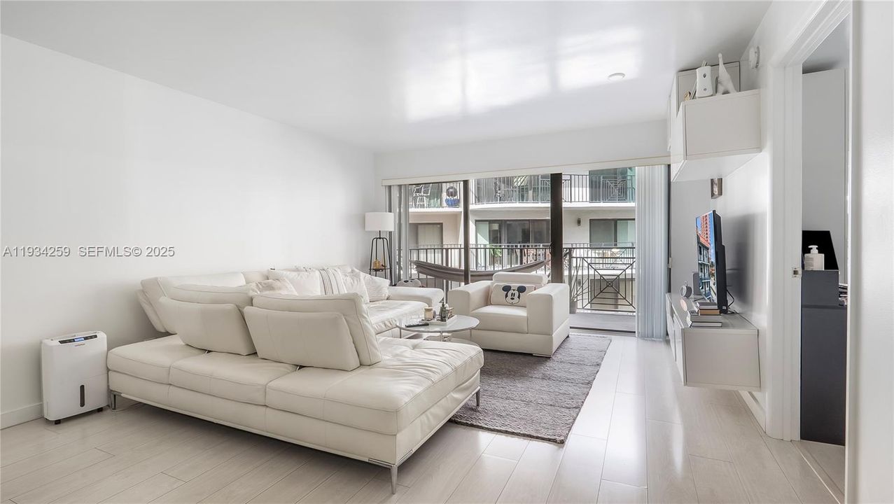 待售: $570,000 (2 贝兹, 2 浴室, 1100 平方英尺)