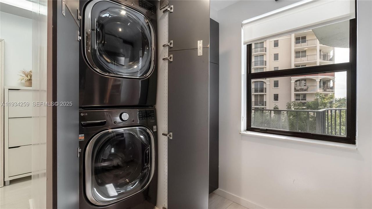 待售: $570,000 (2 贝兹, 2 浴室, 1100 平方英尺)