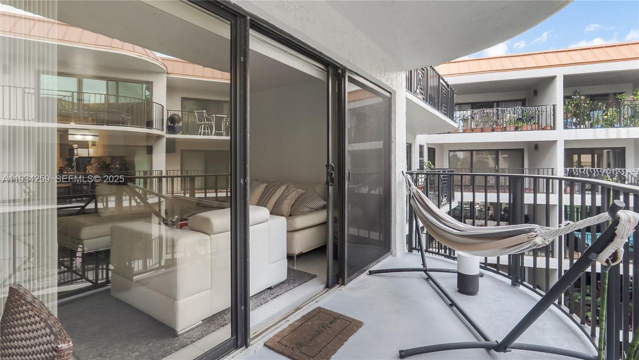 待售: $570,000 (2 贝兹, 2 浴室, 1100 平方英尺)