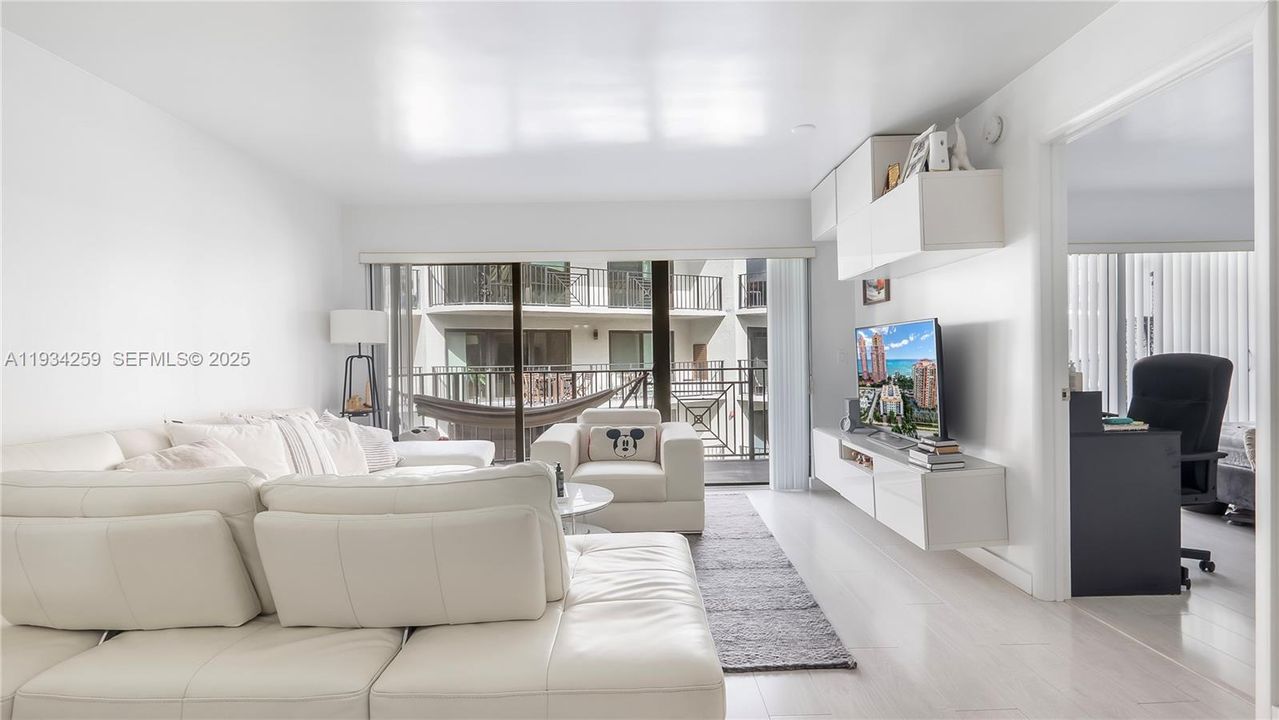 待售: $570,000 (2 贝兹, 2 浴室, 1100 平方英尺)