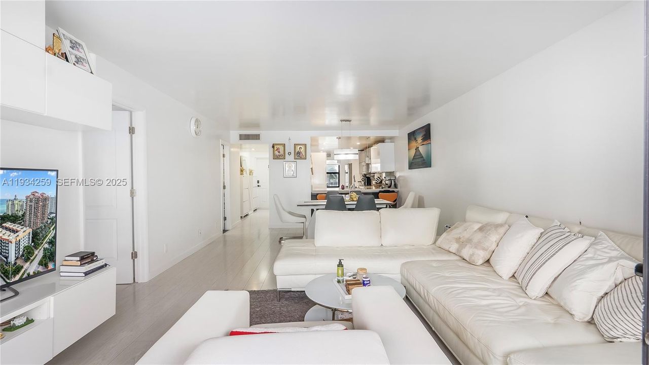 待售: $570,000 (2 贝兹, 2 浴室, 1100 平方英尺)