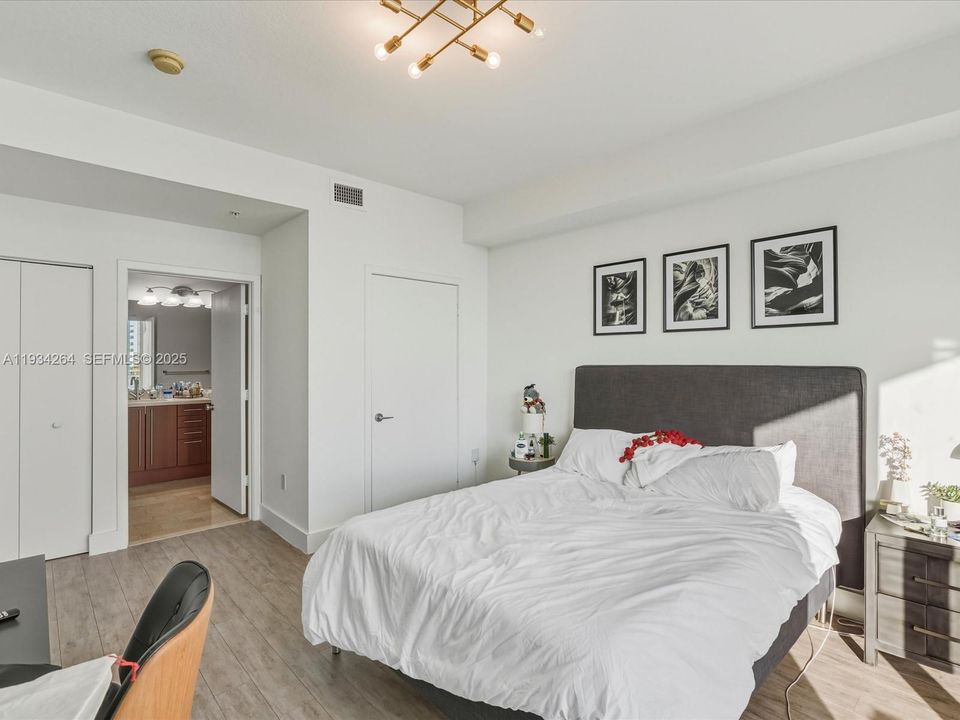 В аренду: $4,600 (2 спален, 2 ванн, 1214 Квадратных фут)