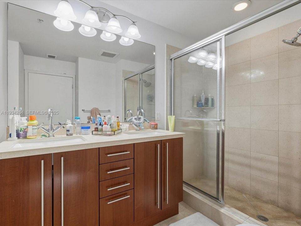 В аренду: $4,600 (2 спален, 2 ванн, 1214 Квадратных фут)