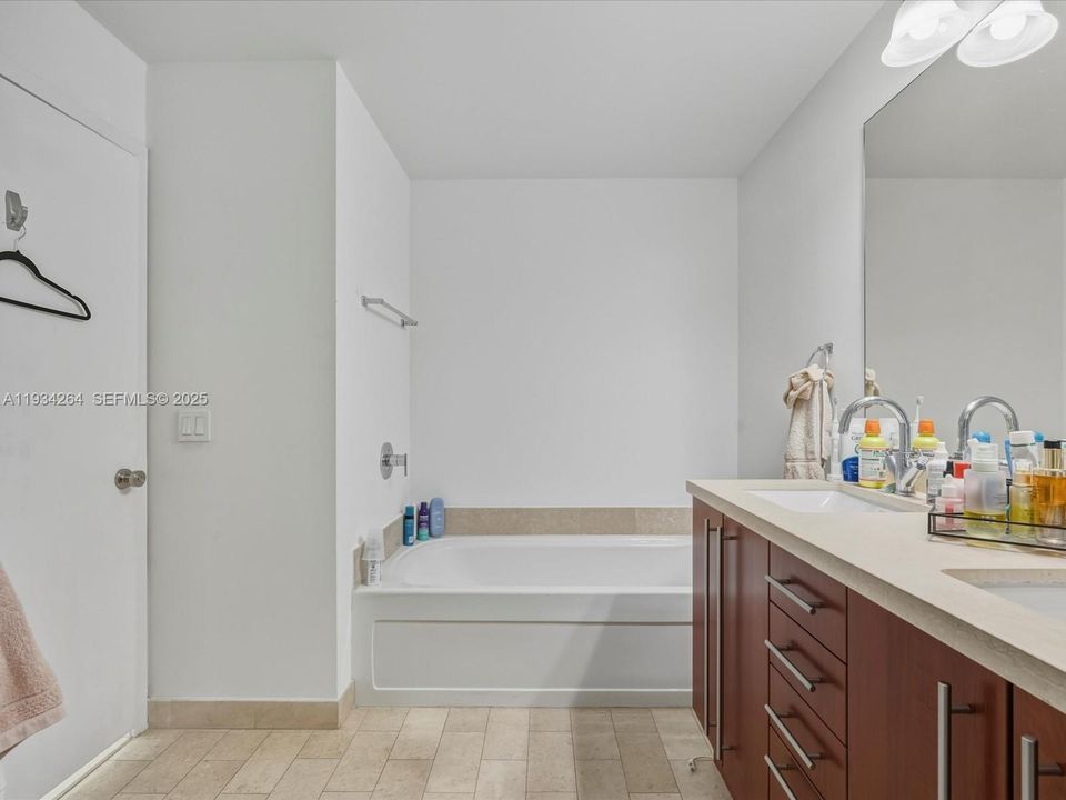 В аренду: $4,600 (2 спален, 2 ванн, 1214 Квадратных фут)