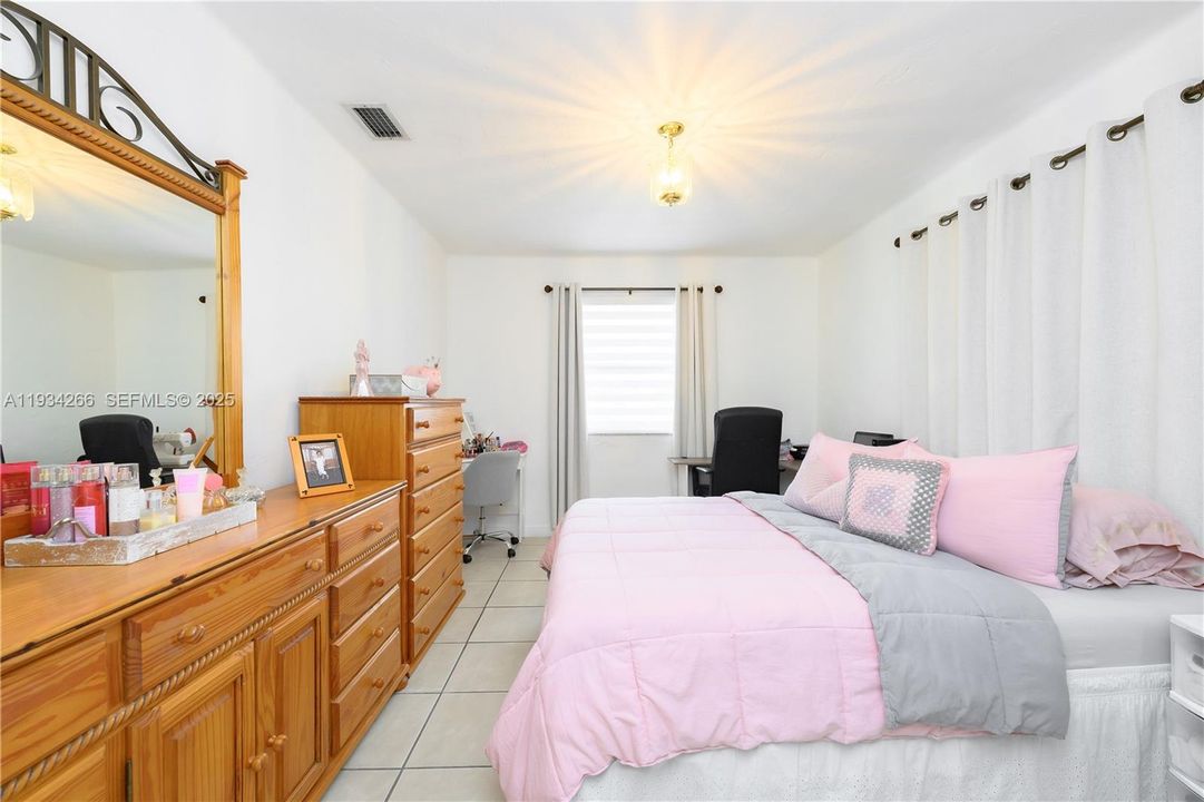 На продажу: $800,000 (4 спален, 2 ванн, 1596 Квадратных фут)