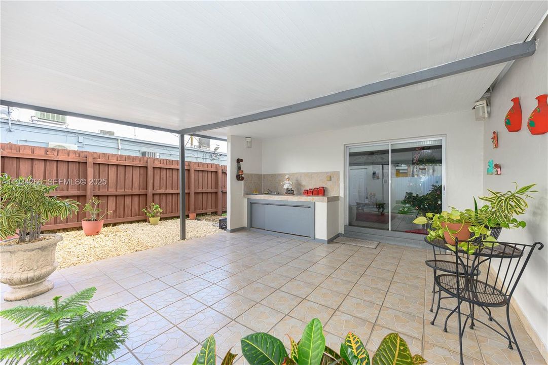 На продажу: $800,000 (4 спален, 2 ванн, 1596 Квадратных фут)