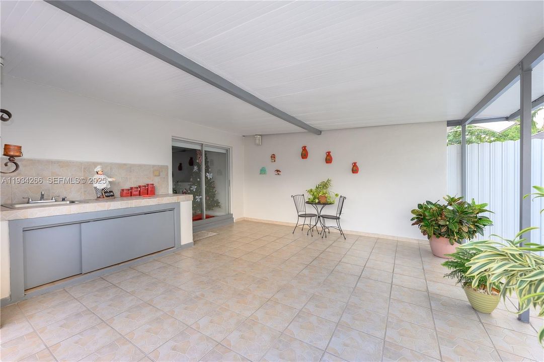 На продажу: $800,000 (4 спален, 2 ванн, 1596 Квадратных фут)