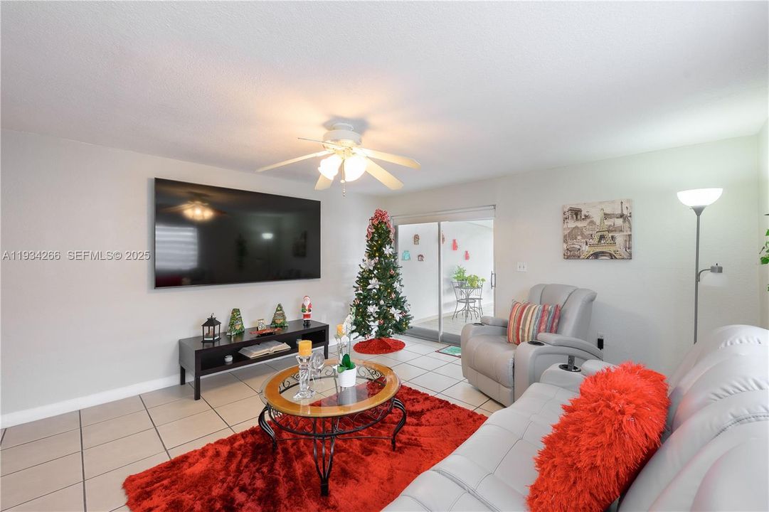 На продажу: $800,000 (4 спален, 2 ванн, 1596 Квадратных фут)