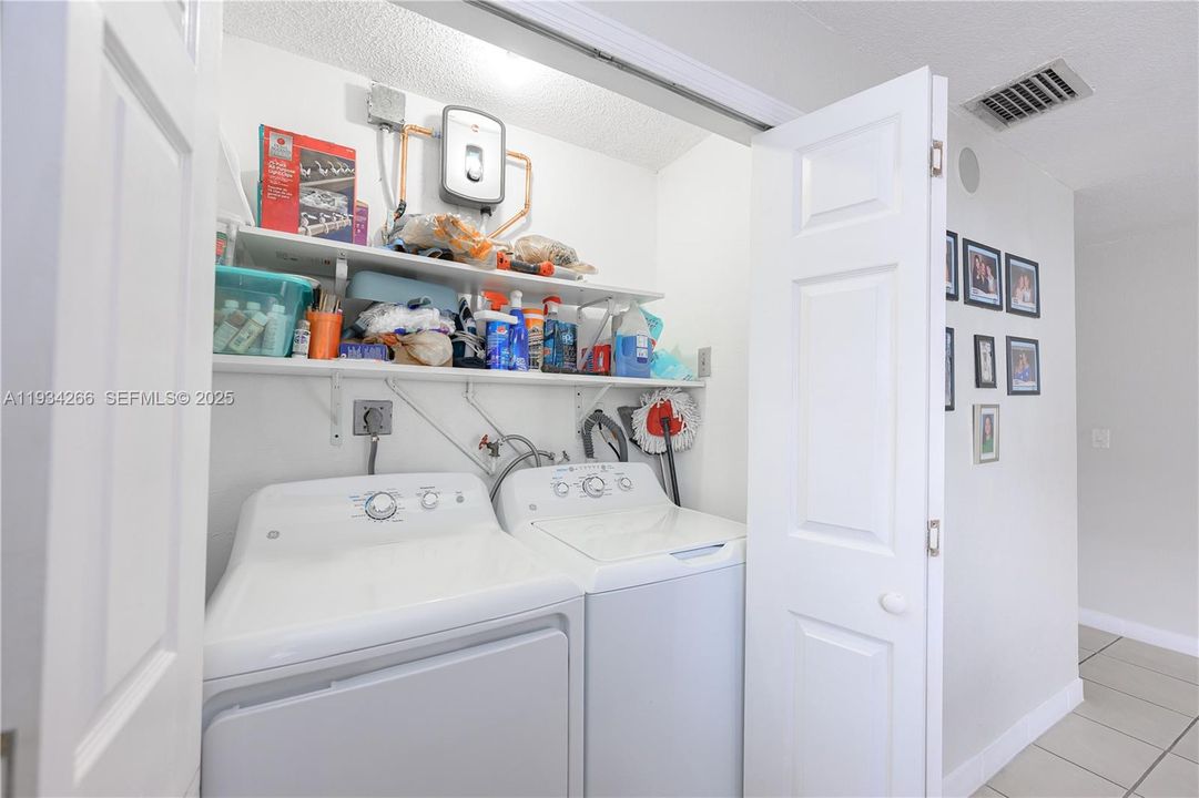 На продажу: $800,000 (4 спален, 2 ванн, 1596 Квадратных фут)