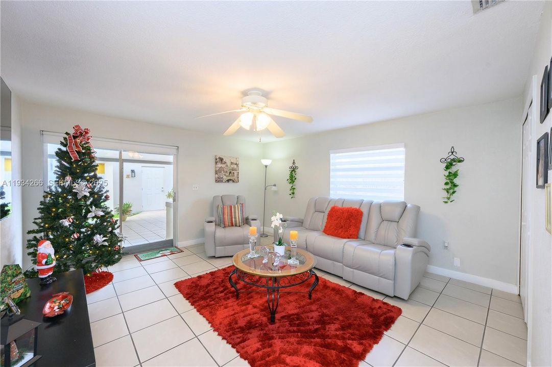 На продажу: $800,000 (4 спален, 2 ванн, 1596 Квадратных фут)