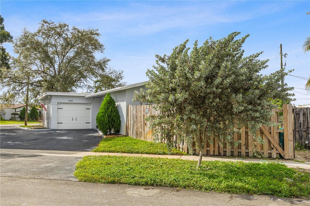 For Sale: $425,000 (2 beds, 2 baths, 1047 Square Feet)