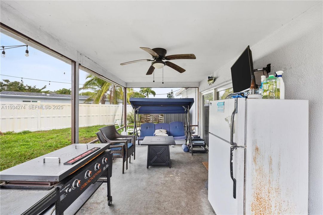 For Sale: $425,000 (2 beds, 2 baths, 1047 Square Feet)