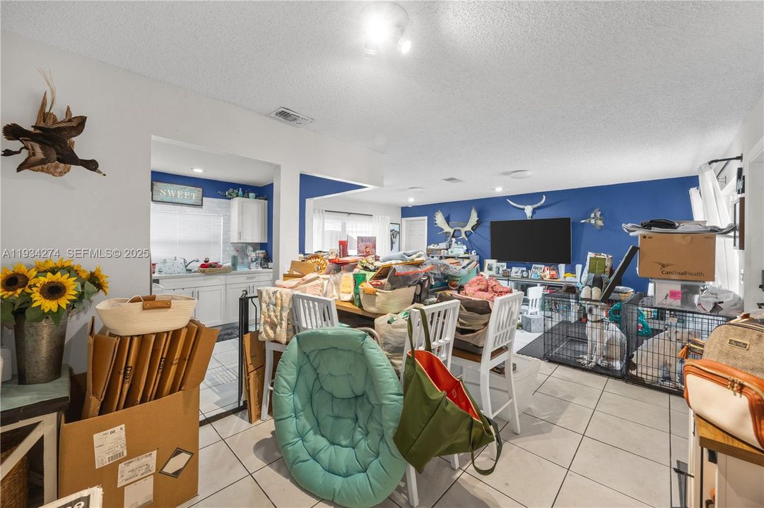 For Sale: $425,000 (2 beds, 2 baths, 1047 Square Feet)