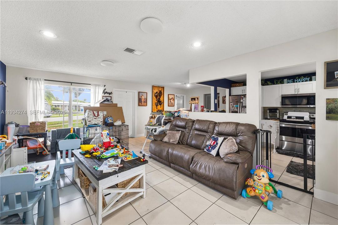 For Sale: $425,000 (2 beds, 2 baths, 1047 Square Feet)