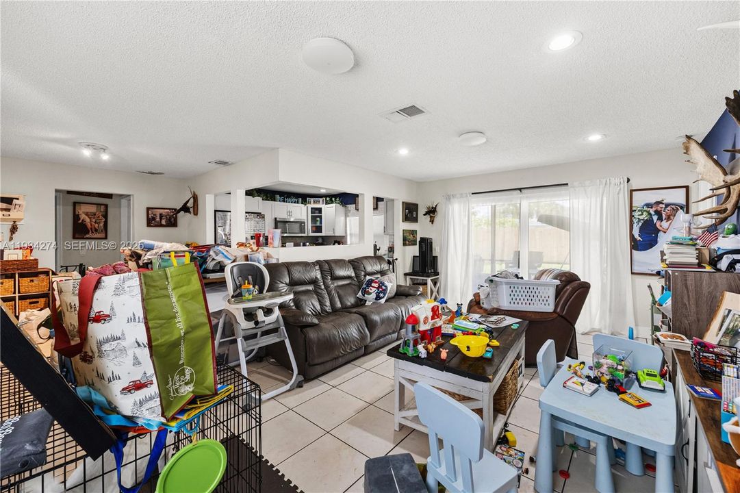 For Sale: $425,000 (2 beds, 2 baths, 1047 Square Feet)