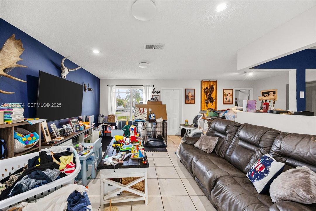 For Sale: $425,000 (2 beds, 2 baths, 1047 Square Feet)