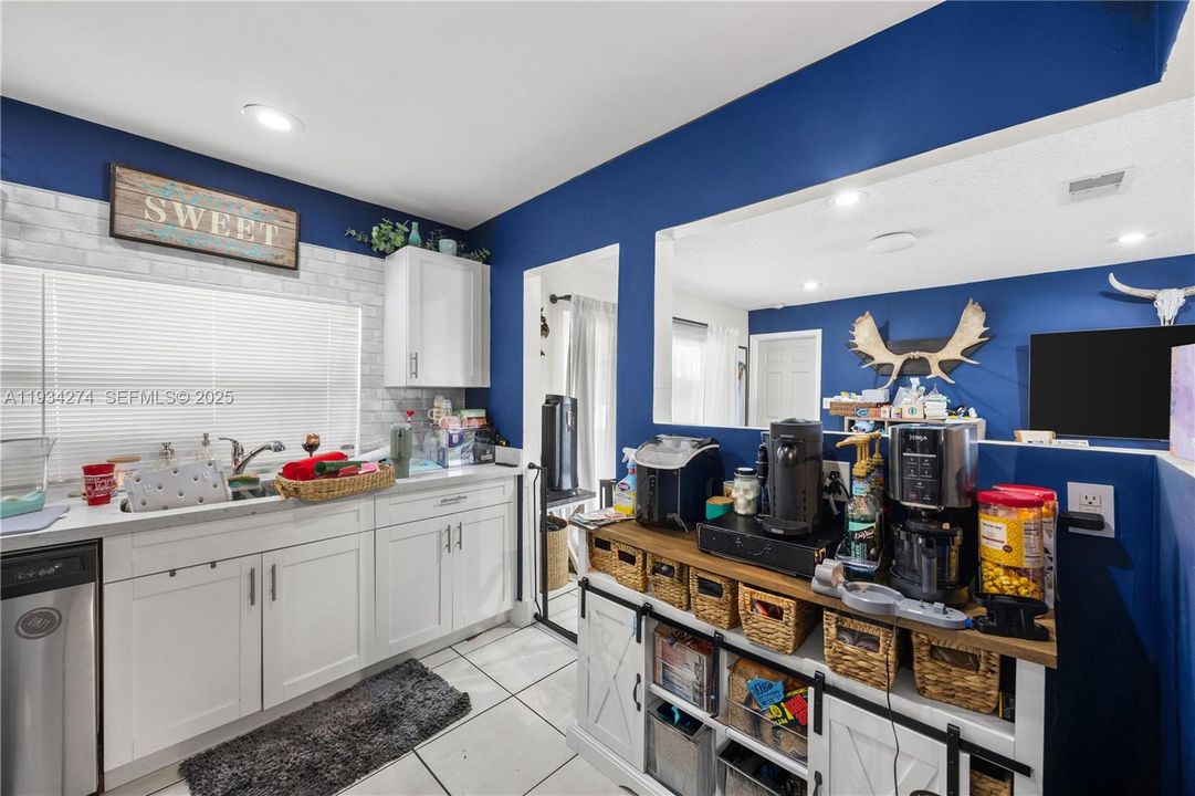 For Sale: $425,000 (2 beds, 2 baths, 1047 Square Feet)