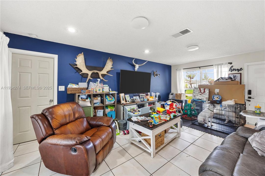 For Sale: $425,000 (2 beds, 2 baths, 1047 Square Feet)