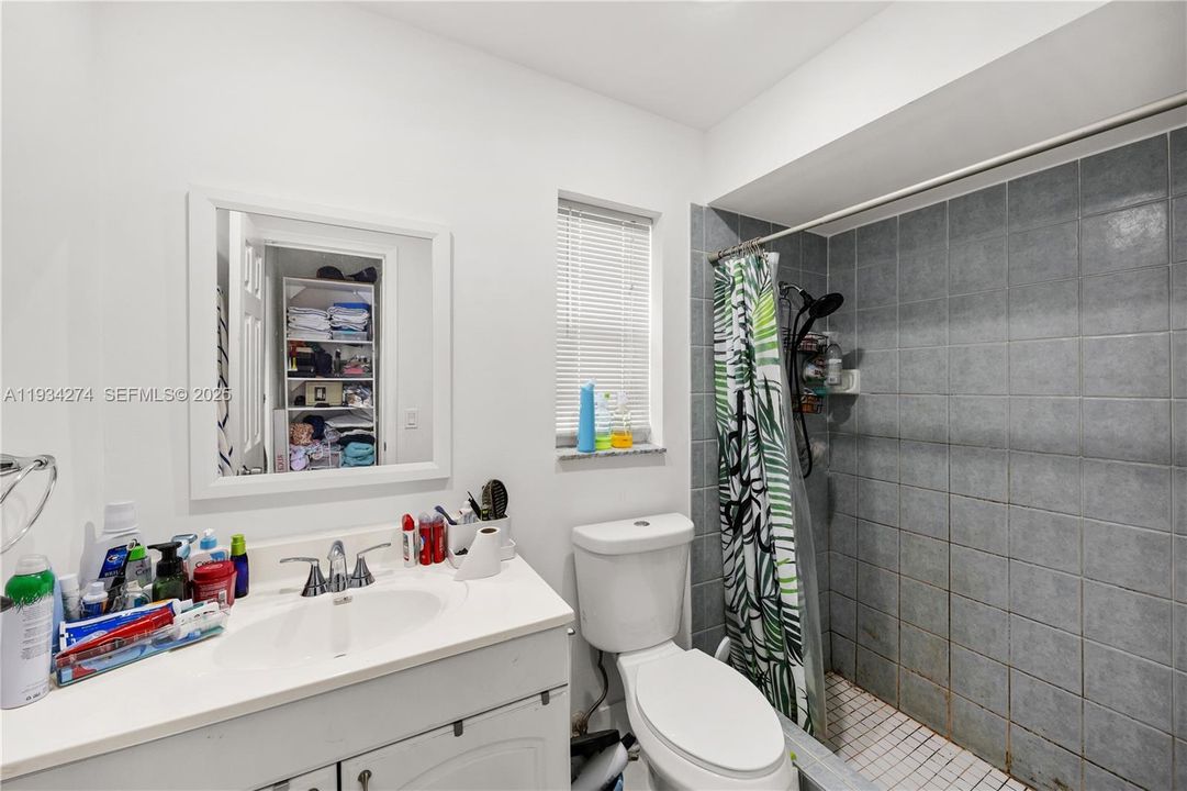 For Sale: $425,000 (2 beds, 2 baths, 1047 Square Feet)