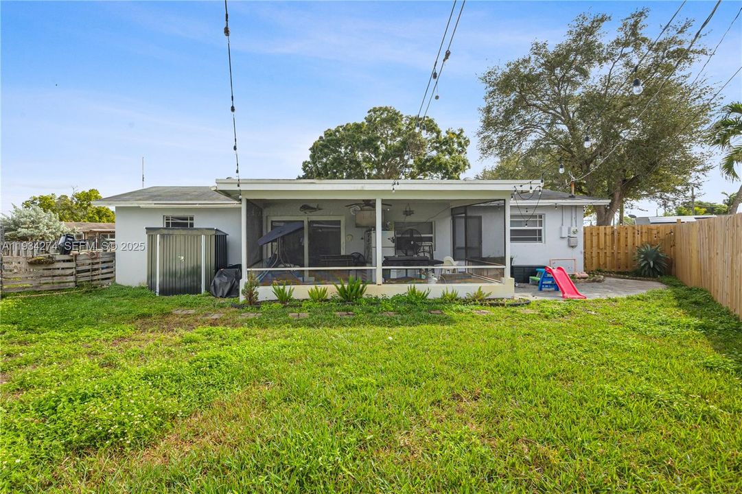 For Sale: $425,000 (2 beds, 2 baths, 1047 Square Feet)