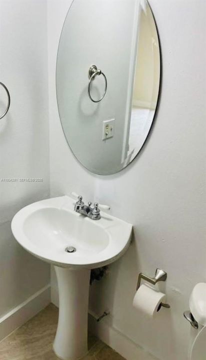 For Rent: $1,950 (2 beds, 1 baths, 709 Square Feet)