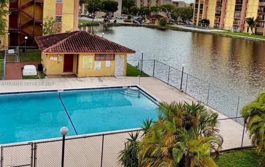 For Rent: $1,950 (2 beds, 1 baths, 709 Square Feet)